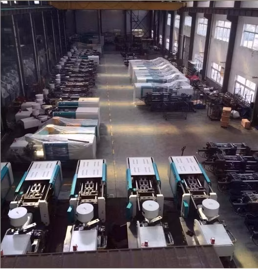 射出成形機と金型を作るプラスチック造花